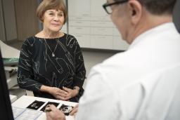 Kuvituskuva: Potilas ja lääkäri vastaanotolla