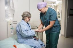 Kuvituskuva: Leikkaushoitaja valmistelee potilasta leikkaukseen