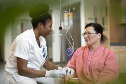 Kuvituskuva: hoitaja kohtaa potilaan