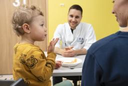 Kuvituskuva: leikki-ikäinen lapsi ja äiti ravitsemusterapeutin vastaanotolla