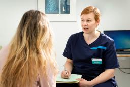 Kuvituskuva: tuntematon naispotilas ja lääkäri vastaanotolla