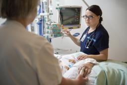 Potilas ja hoitajat neurologian vuodeosastolla