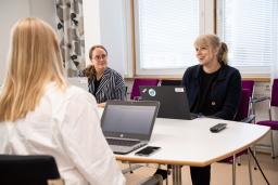 Palaveritilanne toimistossa