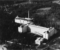 Vanha mustavalkoinen kuva naistenklinikan rakennuksesta