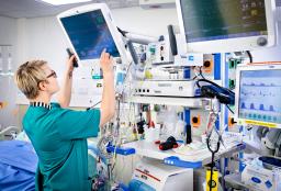 teho-osaston hoitaja katsoo näyttöä