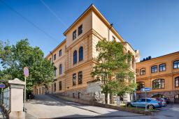 Kirurgisen sairaalan sisäänkäynti