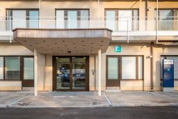 C-ovesta pääset Suusairauksien yksikköön ja päivystykseen sekä&nbsp;Kliinisen fysiologian yksikköön. Ovi on portaattomasti aukeava liukuovi.