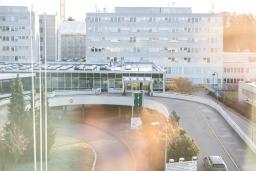 Jorvin sairaalan pääovi.