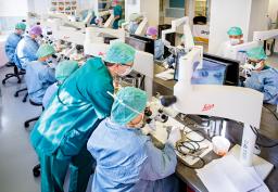 Lääkäri harjoittelemassa Tauno Palva -temporaaliluulaboratoriossa.