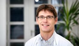 Hallinnollinen ylilääkäri Jyrki Salmenkivi