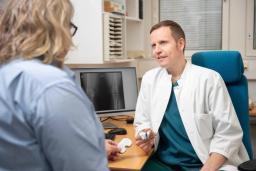 Lääkäri potilaan kanssa