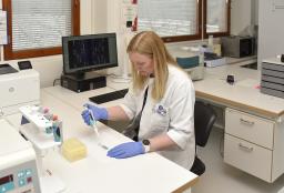 Terhi Savinko allergeenilaboratoriossa