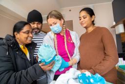 Kumarin perhe ja kätilö Silva Puukko Perhepesähotellissa