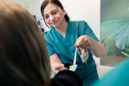 Hoitaja valmistelee näytteenottoa potilaan käsivarresta. 