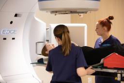 En patient i strålbehandlingsapparaten