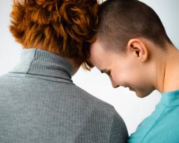 Kaksi ihmistä nojaa toisiinsa. Kuvituskuva.