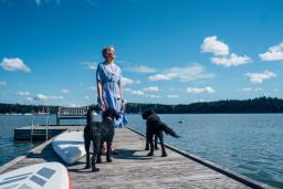 Riitta Aalto tuijottamassa merelle.