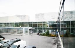 Jorvin väliaikainen pääovi sijaitsee katutasossa vanhan oven vasemmalla puolella.