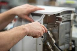 Hengityskoneen huoltoa