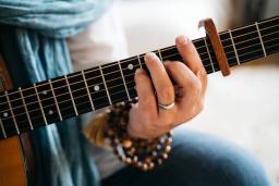 Kitaraa soittava käsi