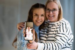 Meeri Matilainen ja Elli Malinen näyttävät kuvaansa kännykän näytöltä.