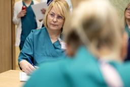 Maria Karhela kokouksessa muun Uuden lastensairaalan henkilöstön kanssa.