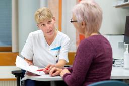 Hoitaja ja potilas vastaanotolla.