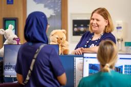 Hoitajia hoitaja-asemalla Uudessa lastensairaalassa