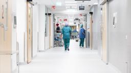 Henkilökuntaa sairaalan käytävällä.