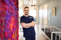 Psykiatrian apulaisosastonhoitaja seisoo osaston käytävällä. 