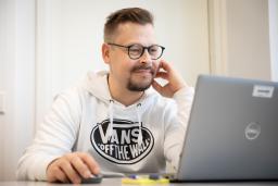 Psykiatrian apulaisosastonhoitaja tekee töitä tietokoneella