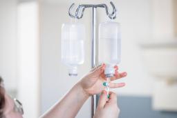 Tippapullo telineessä IV-lääkitystä varten