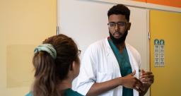 lääkäri ja hoitaja käytävällä