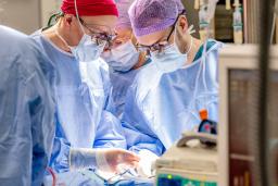 kirurgit leikkaussalissa.