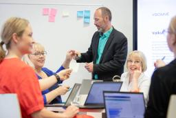 Ihmisiä ideoimassa kokouksessa