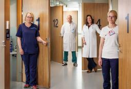 Lasten plastiikkakirurgian henkilöstöä yksikön käytävällä