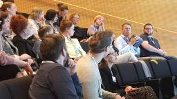 Yleisökuva 17.6. pidetystä pitkittyneiden oireiden symposiumista.