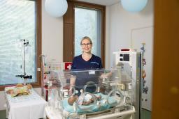 Satu Laakso sairaalan leikkiosastolla.