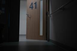 Kuvituskuva: avonainen sairaalahuoneen ovi