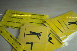 Rannekkeita ja kortteja, jotka kertovat potilaan kaatumisvaarasta