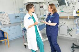 Osastonlääkäri Mari Mahlman ja osastonhoitaja Tuuli Suominen