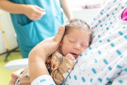 Vauva vapaaehtoisen perhekaverin sylissä