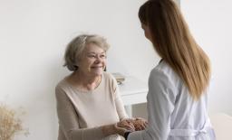 Geriatrinen potilas hoitotilanteessa.