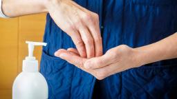 Käsihuuhdetta levitetään käsiin.