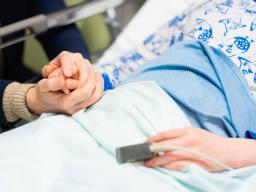 Potilas ja läheisen käsi