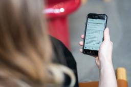 Kuvituskuva: ihminen katsoo kännykkää