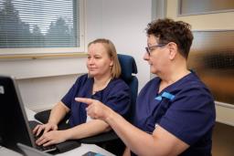 Osastonsihteerit Tiina Raeske ja Minna Takala