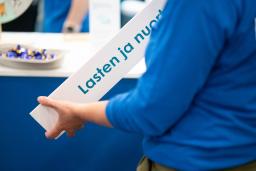 Messutiskiin vaihdetaan tekstikylttiä, josta näkyy osa "lapset"