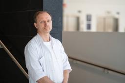 Jukka Putaala lääkärintakissa.